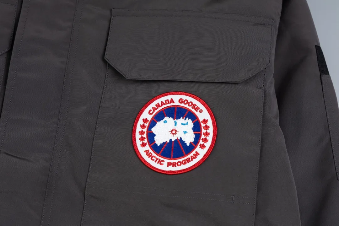 P820 (Top wolf fur version delivery handbag) Canada Goose Canada Goose #Expedition expedition parka classic down jacket ➖ Imported 21-count polyester-cotton blended original fabric [last year’s 16-count/18-count hard fabrics have been completely eliminated, this year all use 21-count genuine synchronous fabrics, the soft mid-band feels delicate and textured], genuine synchronous Feather-Light 10D waterproof coated fabric, made of 84.5% polyester fiber and 15.5% cotton, 100% the best feel in the entire network! ➖ The genuine official website uses the national standard 80 white duck down, and will never be misled by false claims such as 90 down or goose down! ➖ Using the best nylon lining with double double-layer sealing design, velvet-proof No. 7 needle + grid-filled down ready-made garments, there is 100% no so-called velvet running! ➖ The cuffs are designed with thickened seamless threads, and the collar and pockets are lined with top-quality polar fleece to keep you warm and comfortable! ➖ Yoshida YKK provides original custom-made electroplated sliders. YKK two-way lockable zippers are tight and smooth and will not peel off paint! ➖ 3M composite guarantees that the Velcro is the same as the original, durable, and all accessories and hardware are custom-made! ➖ The imported Behringer embroidery machine customizes the 10,000-needle embroidery logo, and 98% of the replicas restore the original logo. ➖ ​​The fur collars are all made of large pieces of Western Canadian blue wolf leather, ensuring that each fur collar is 13-15cm wide!